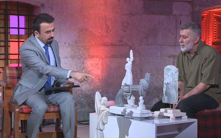 پەیکەرتاشێکی کەرکووک لە بەردی ئاسن و مەڕمەڕ پەیکەر دروستدەکات