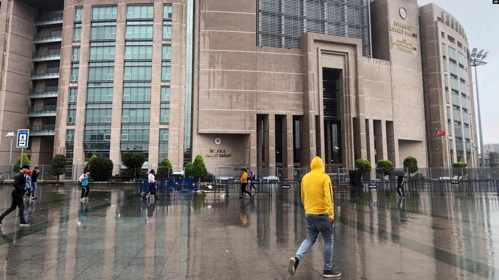 Turkey acquits Bloomberg journalists over report on economy