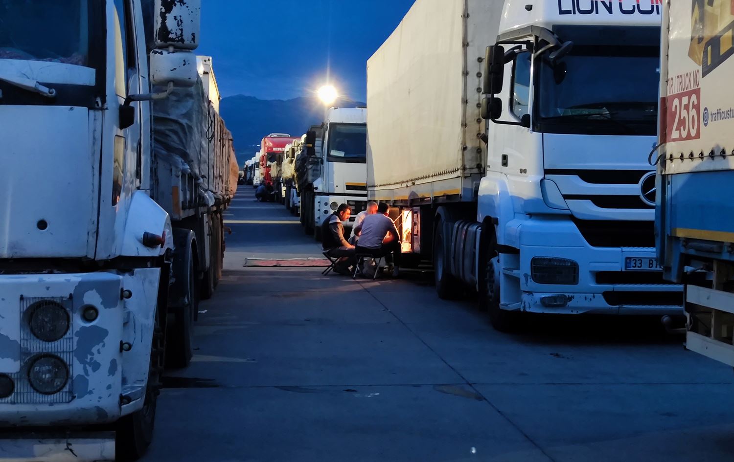 Şofêrên barhilgiran li ser sînorê Îbrahîm Xelîlê fitara xwe dikin