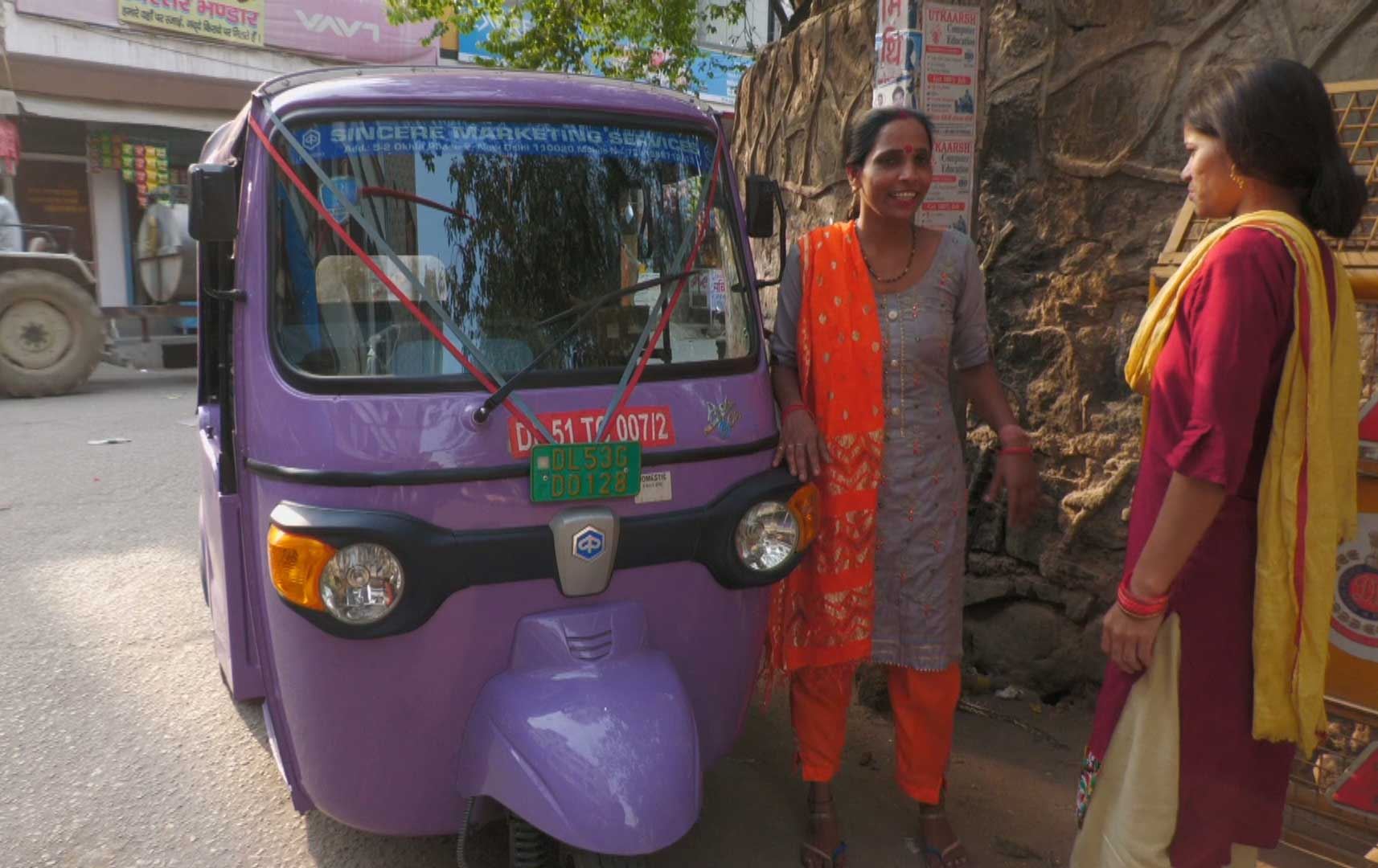 ژنێکی هیندی بە تووک تووک کاری تەکسی دەکات: بۆ پەیداکردنی بژێویی خوشکەکەم کار دەکەم