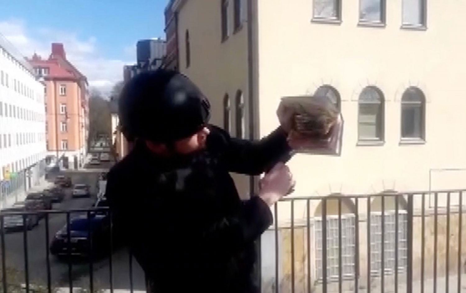 Irkçı politikacı Paludan, İsveç'te cami önünde Kur'an-ı Kerim yaktı