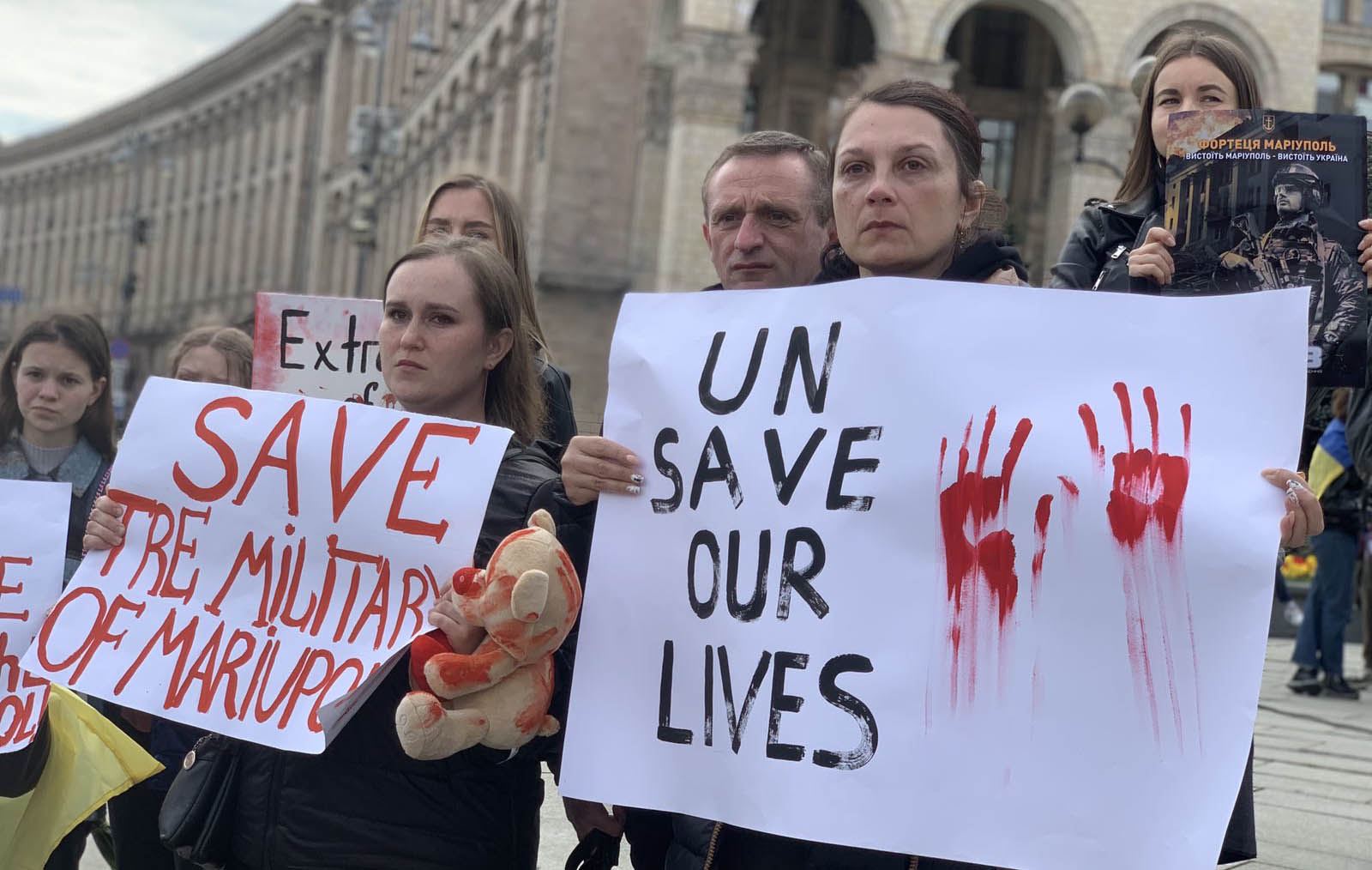 Ukrainians fleeing Mariupol urge int'l community, UN to reach their loved ones