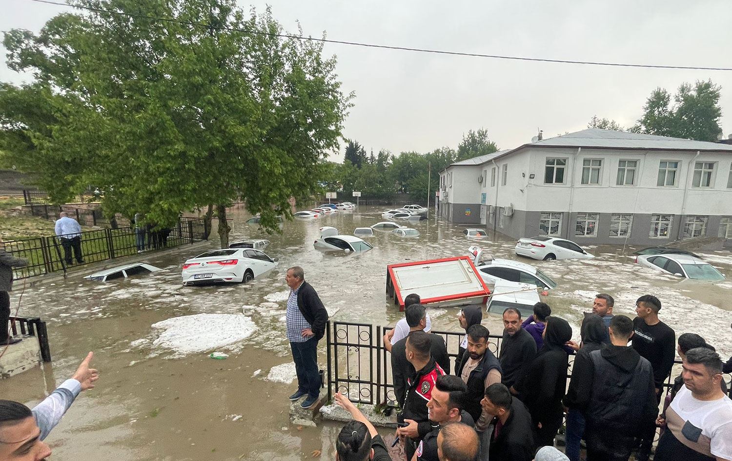 Adıyaman'da sağanak: Evler, araçlar su altında kaldı