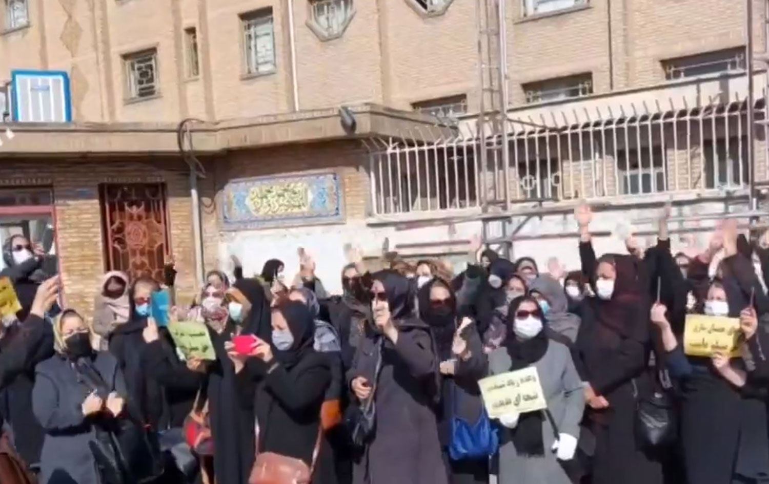 İran’da öğretmenler sokağa çıktı, polis sert müdahalede bulundu