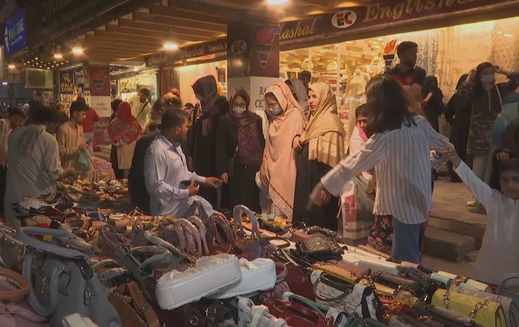 بازاڕی جەژنی رەمەزان لە پاکستان بەهۆی گرانییەوە گەرموگوڕ نییە