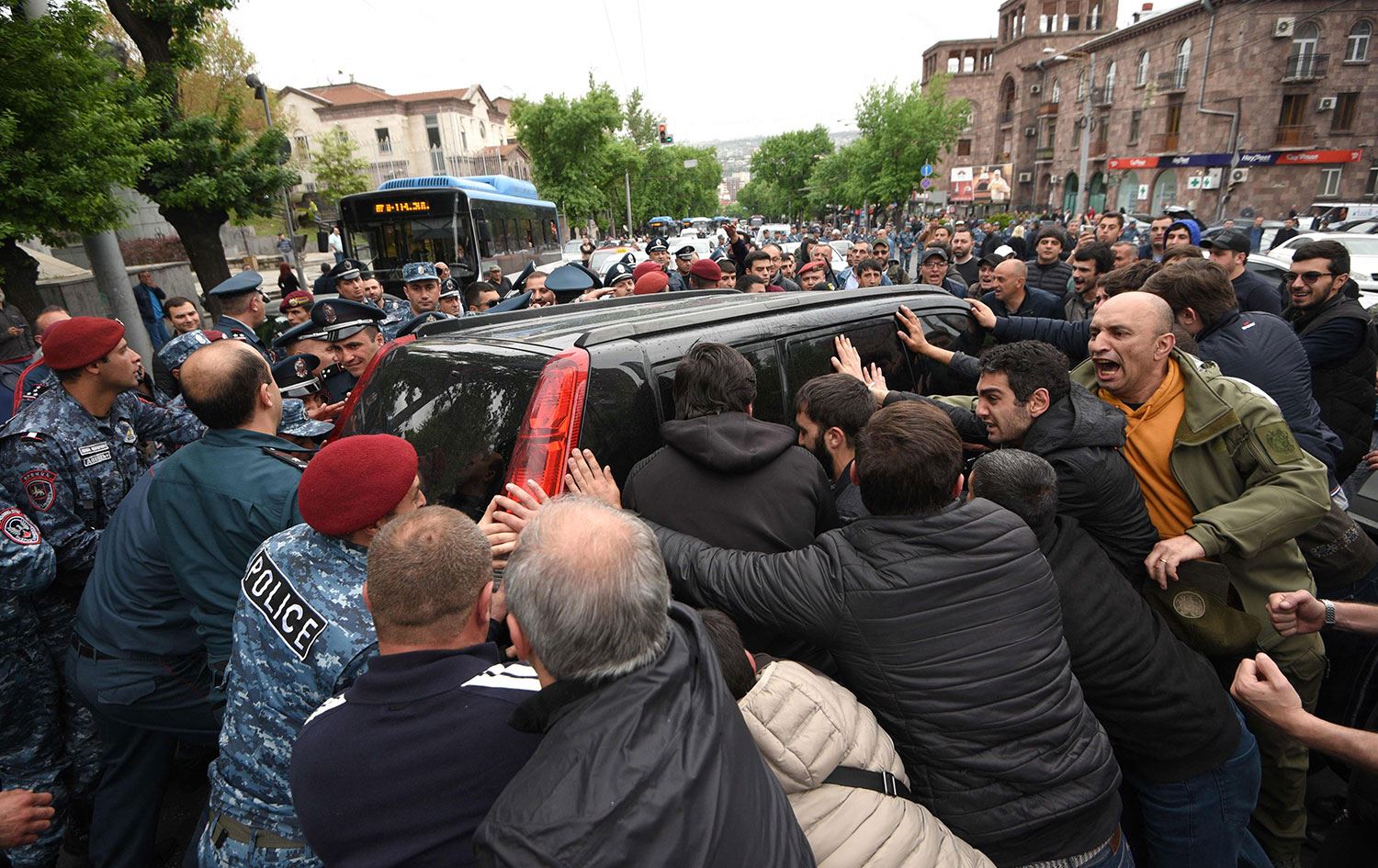 Ermenistan'da Paşinyan karşıtı gösteriler sürüyor: 189 kişi gözaltına alındı
