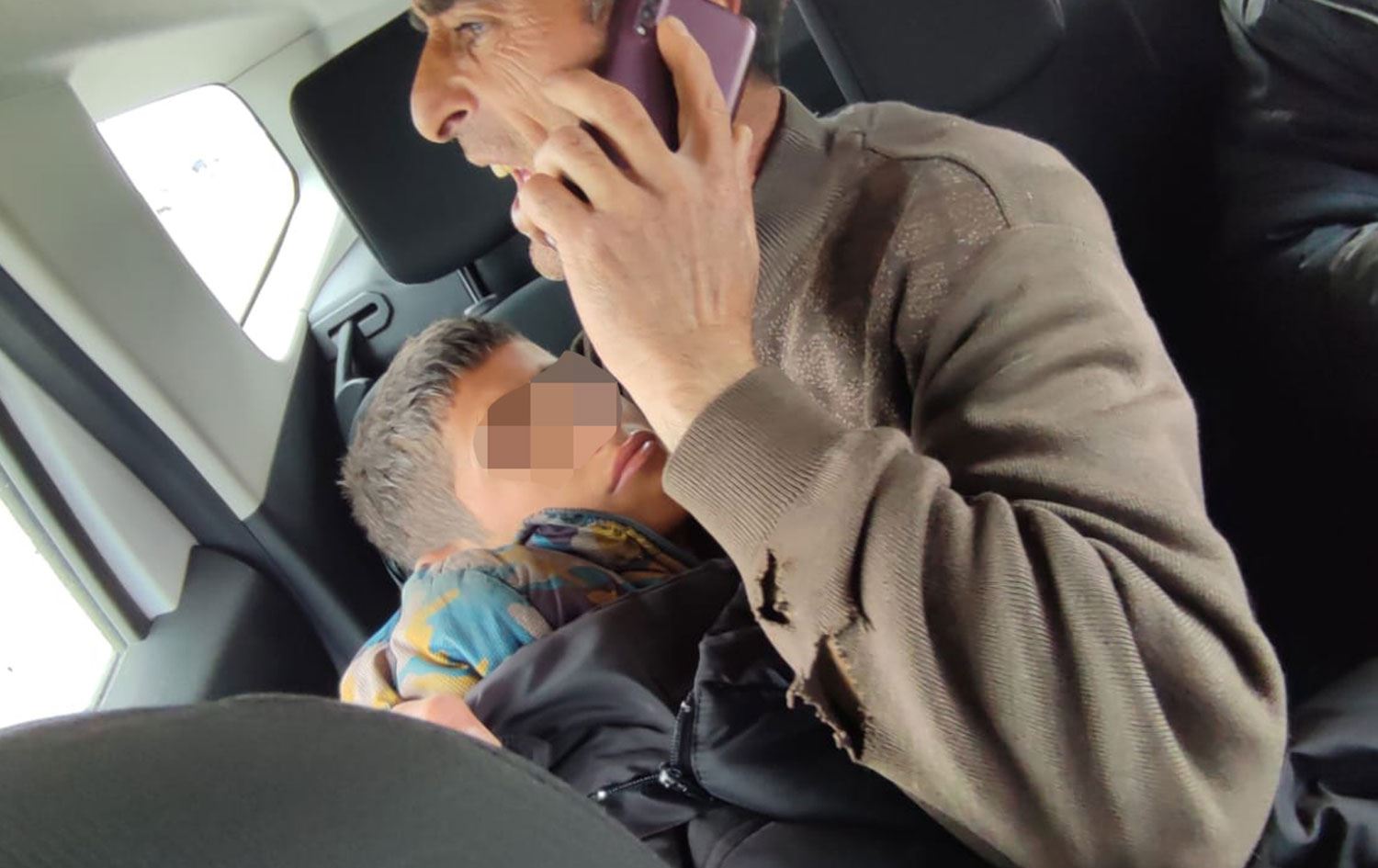 Kayıp çocuk kayanın dibinde uyurken bulundu