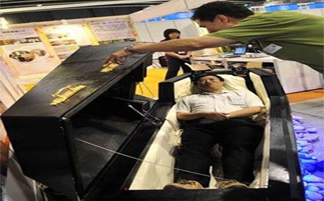 ژاپۆنییەکان مردن ئەزموون دەکەن