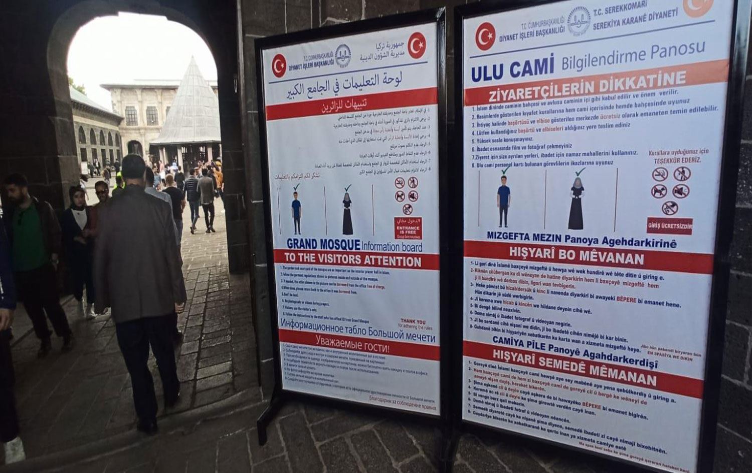 Diyarbakır Ulu Cami girişine Kürtçe tabela konuldu