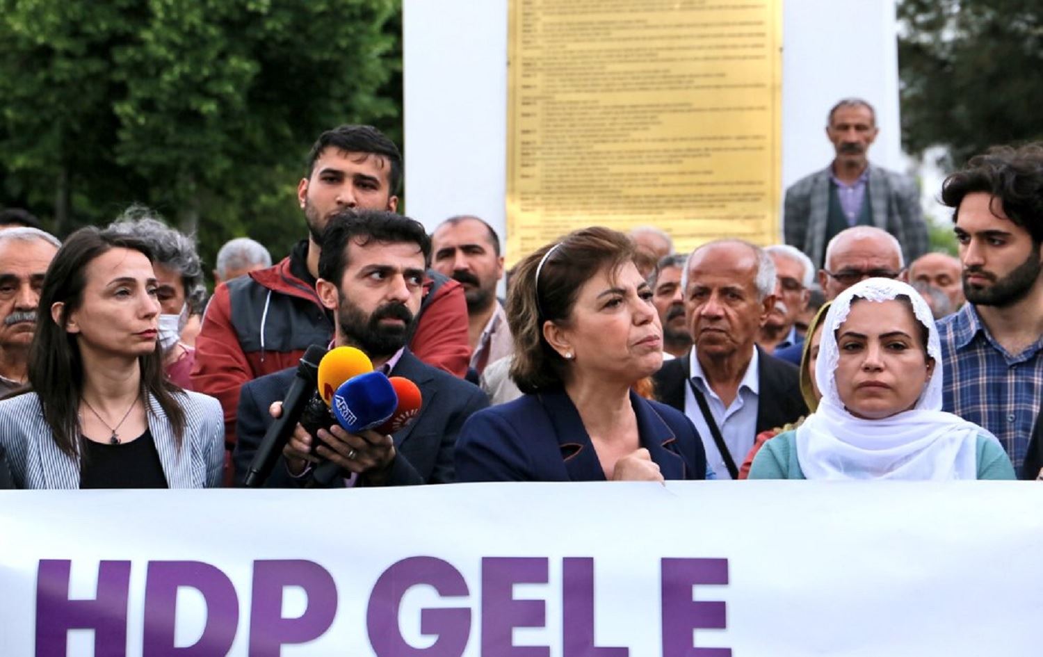 HDP: Hûn zarokên wan dayikên ku li Amedê didin rûniştin dikujin