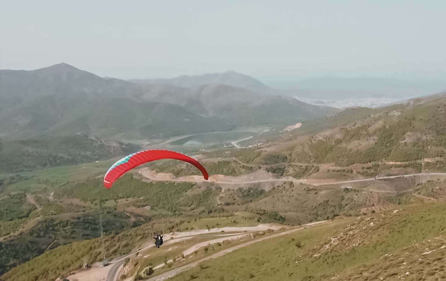 Paragliders take a glimpse of Baneh from the sky
