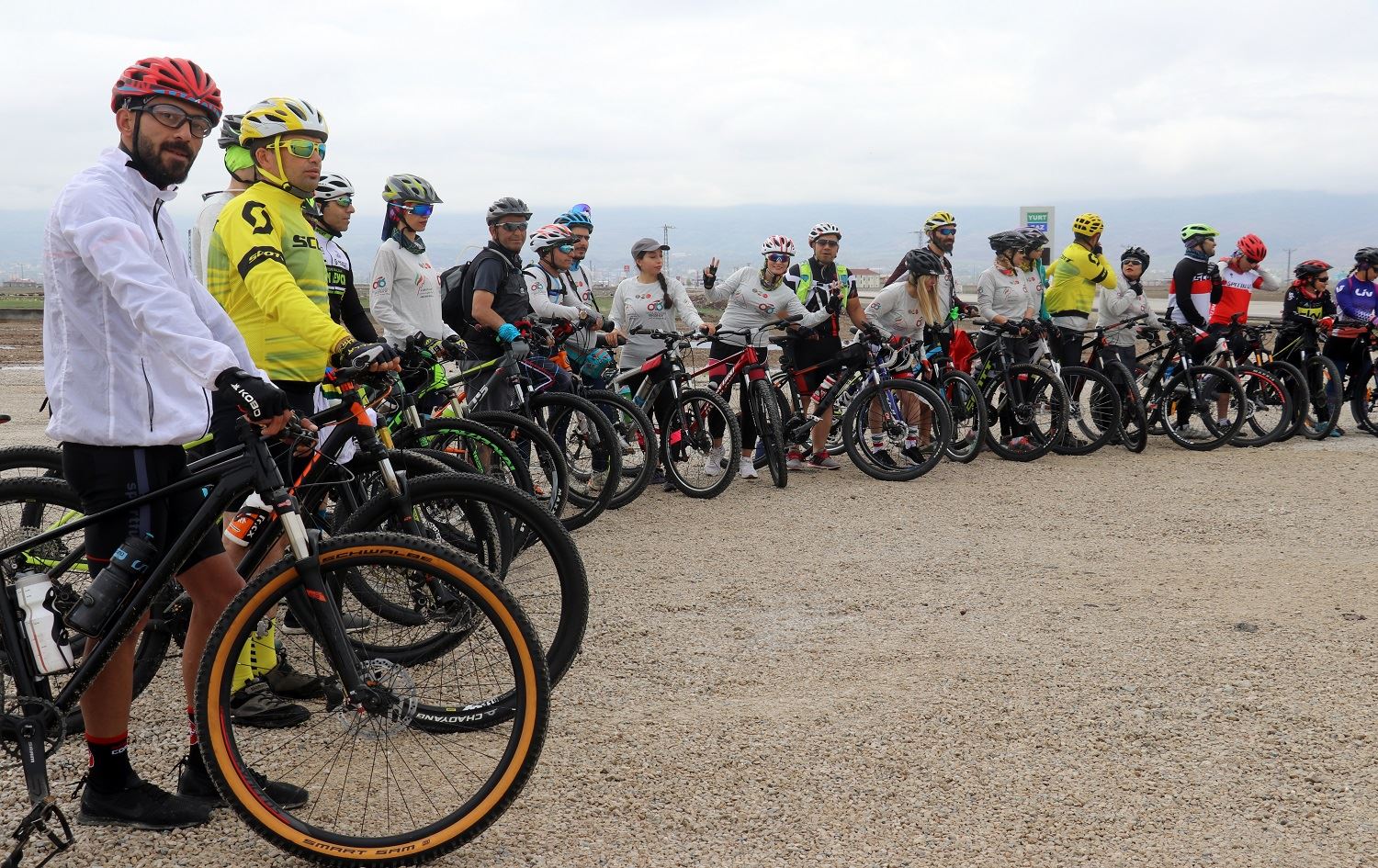 Baskîlsiwarên ji Rojhilatê Kurdistanê û Îranê li derdora Çiyayê Agirî geştê dikin