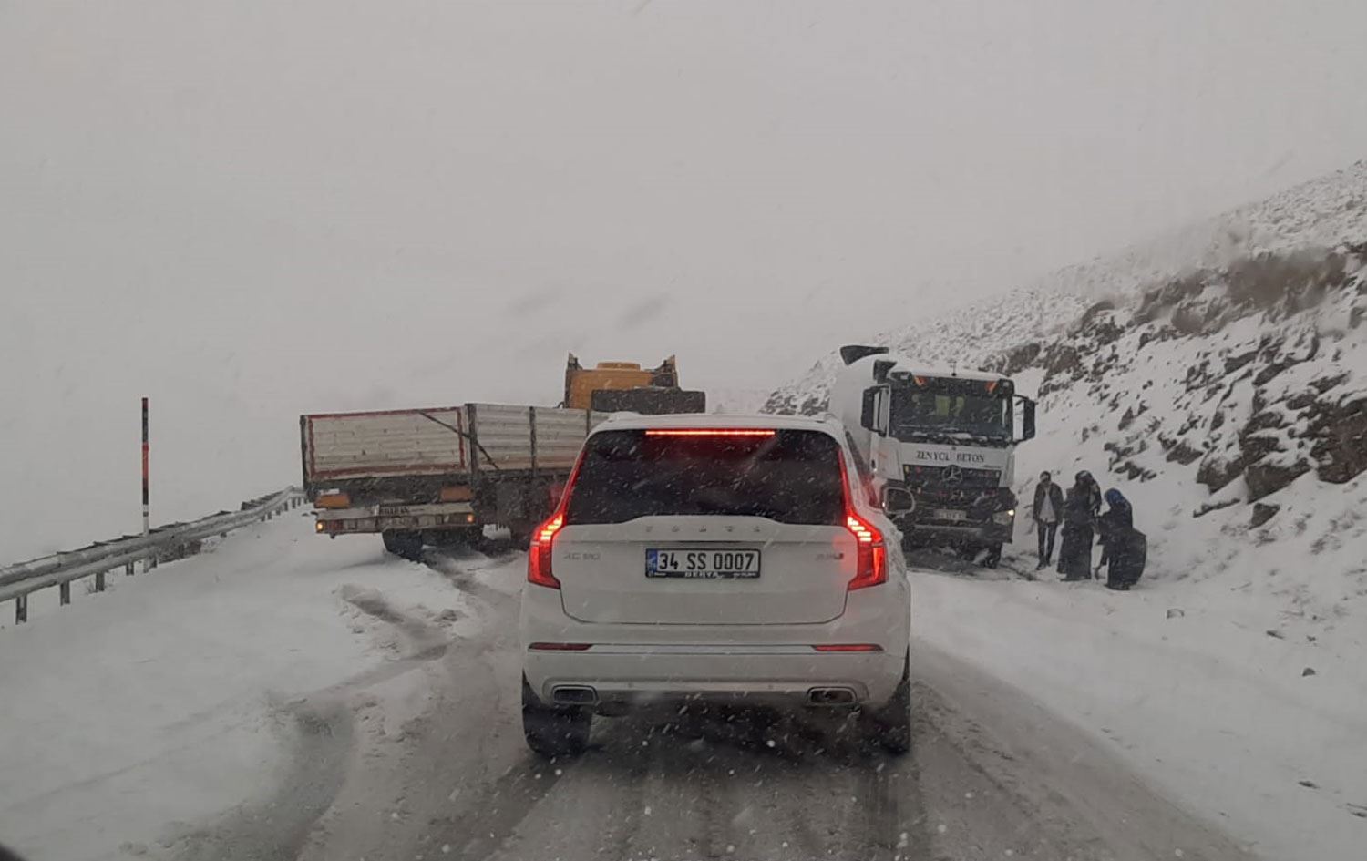 Van- Hakkari karayolu kar ve tipi nedeniyle ulaşıma kapatıldı