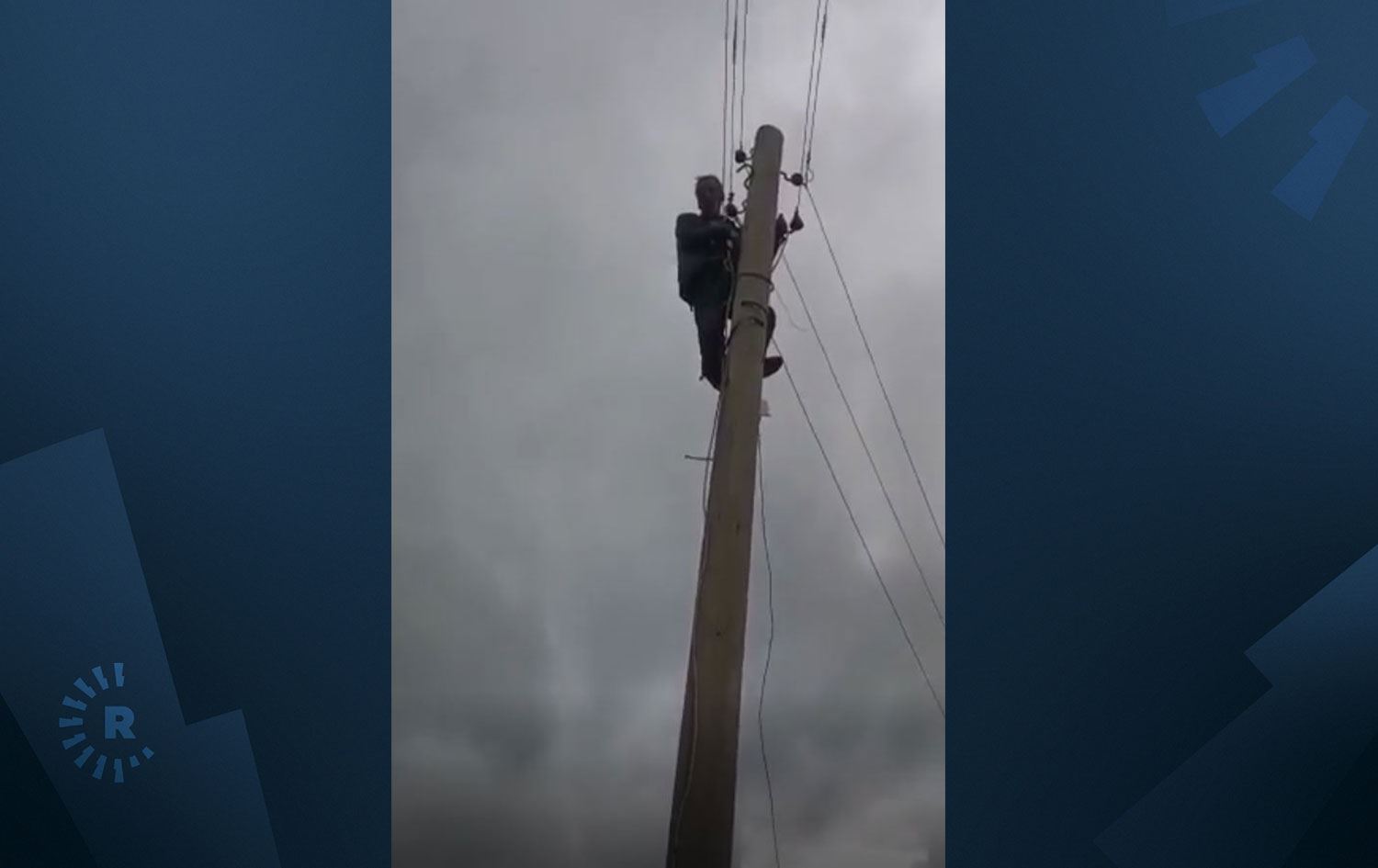 Köyüne hizmet götürülmediğini belirten muhtar protesto için elektrik direğine tırmandı