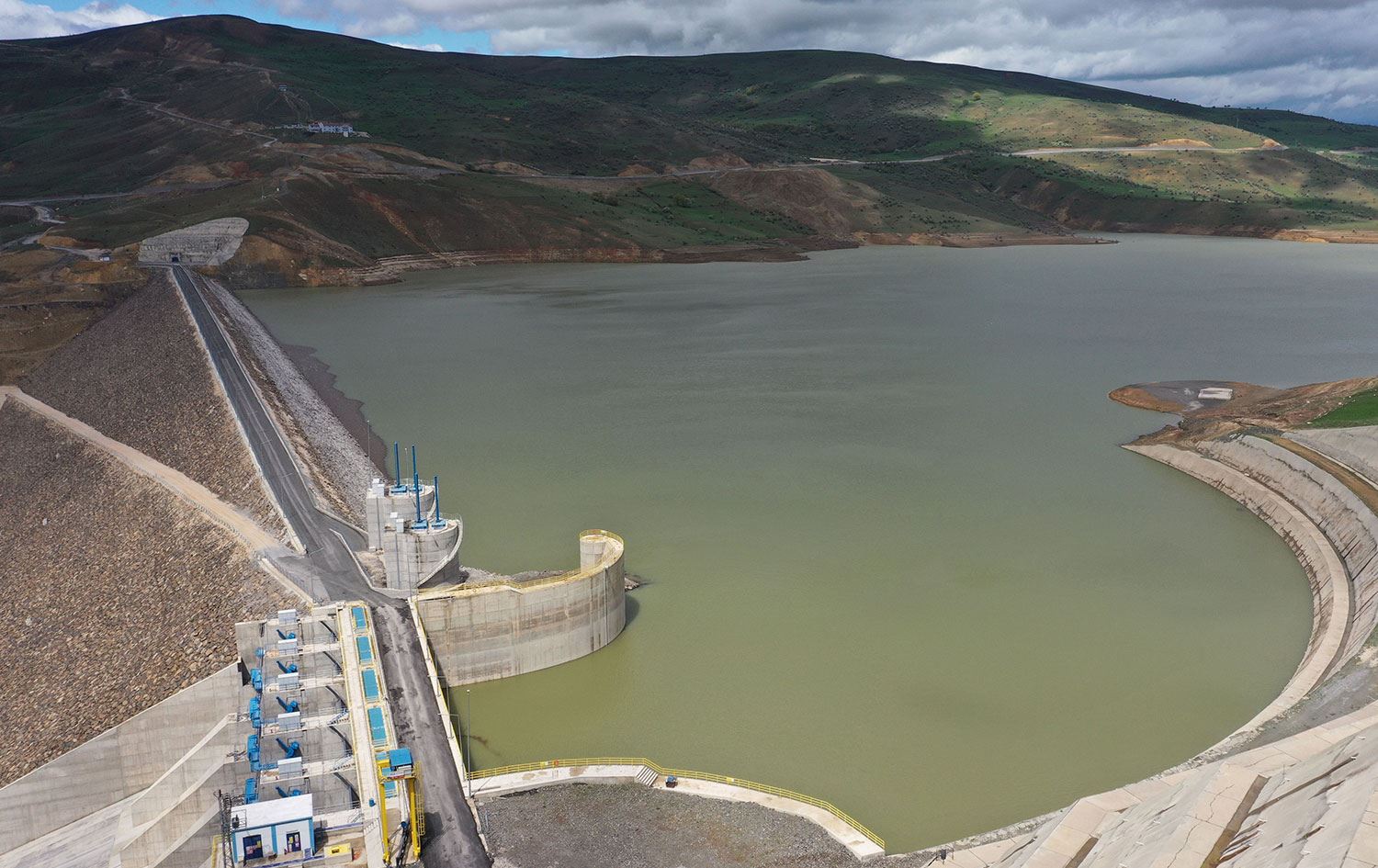 Muş'ta etkili olan yağışlar geçen yıl kurumak üzere olan barajlara ‘can suyu’ oldu