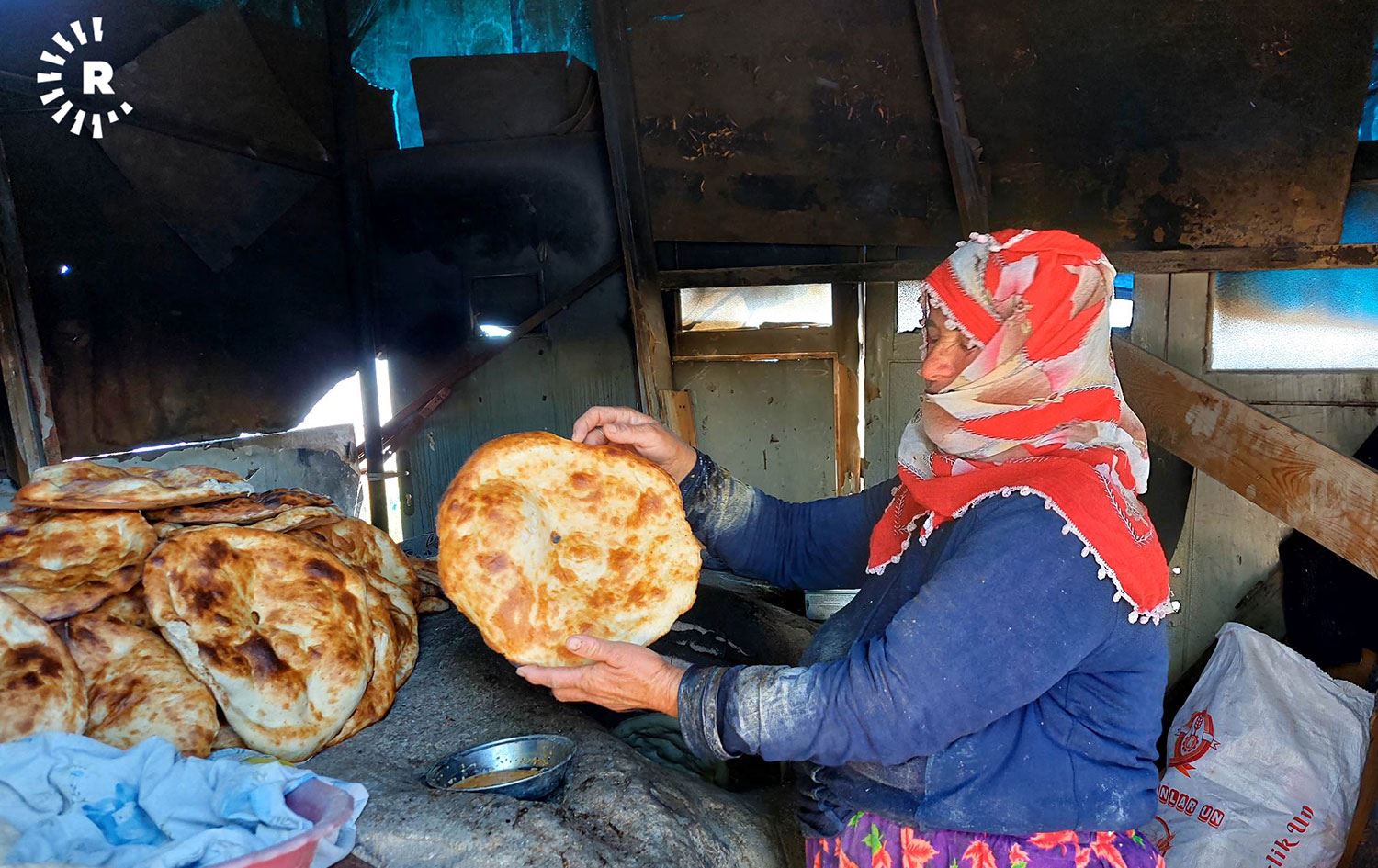 Kadifekale’de Kürt kadınlar tandır ekmeği yaparak geçiniyor