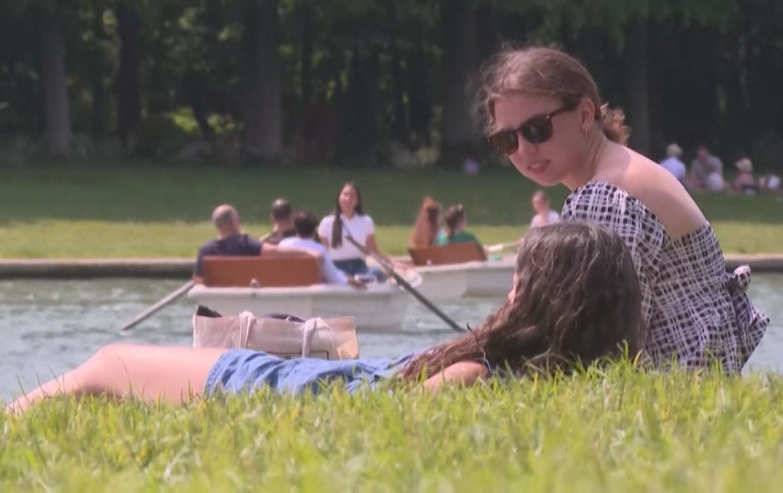 لە فەرەنسا بەهۆی بەرزبوونەوەی پلەکانی گەرماوە بەشێک لە خەڵکی دەچنە پارک و کەناراوەکان