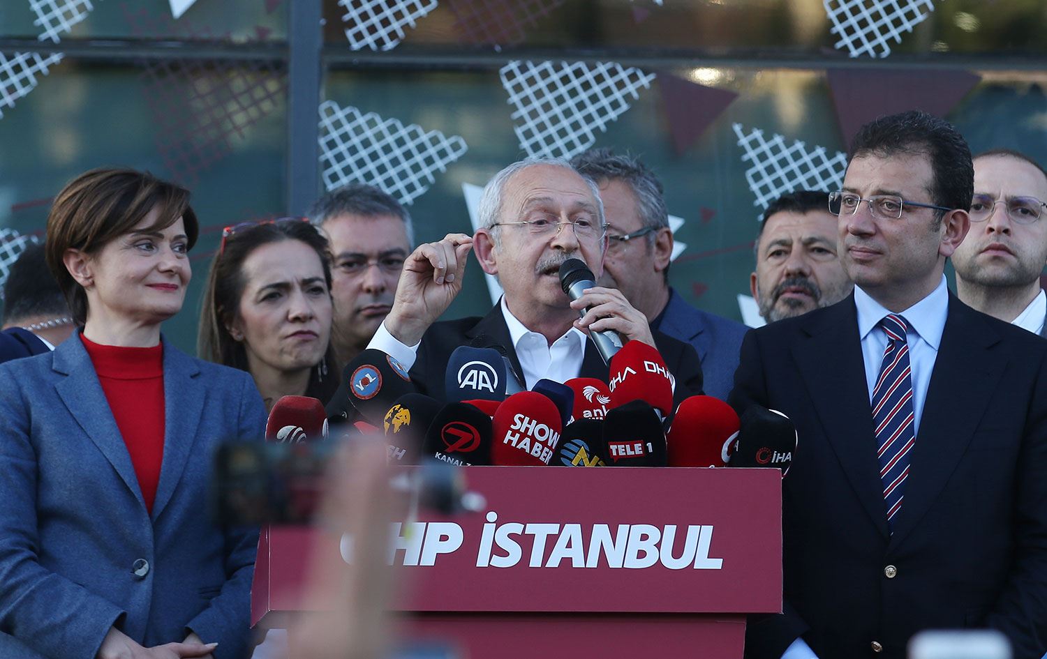 CHP il binası önünden seslenen Kılıçdaroğlu: Sen zayıfsın biz güçlüyüz