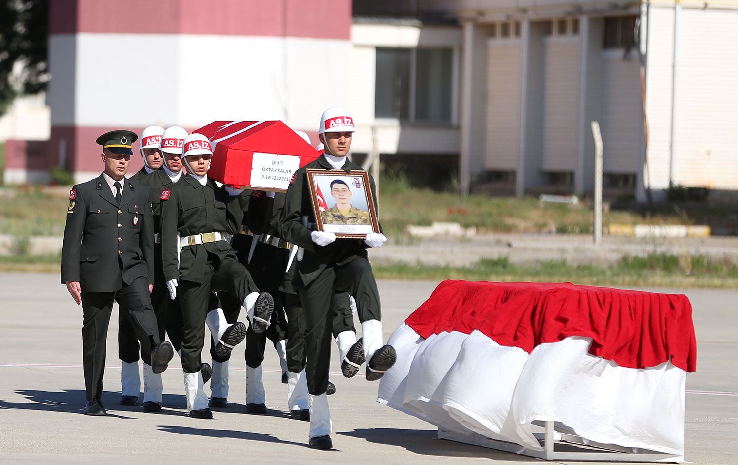 Sınır karakoluna yapılan havan atışında yaralanan asker hayatını kaybetti
