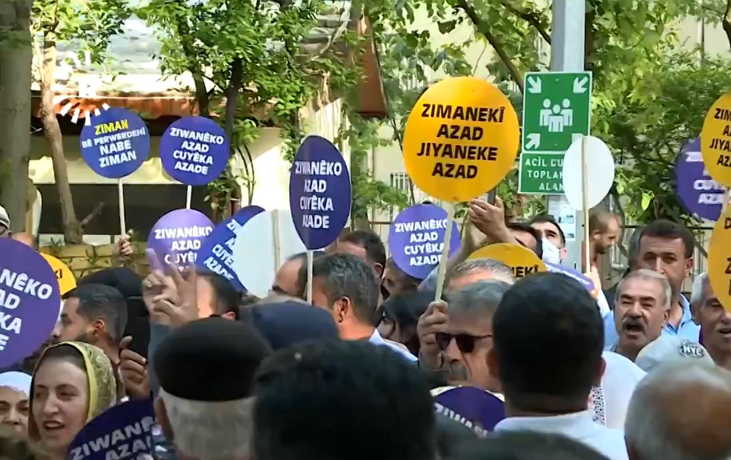 Cejna Zimanê Kurdî li Stenbol û Amedê hat pîrozkirin