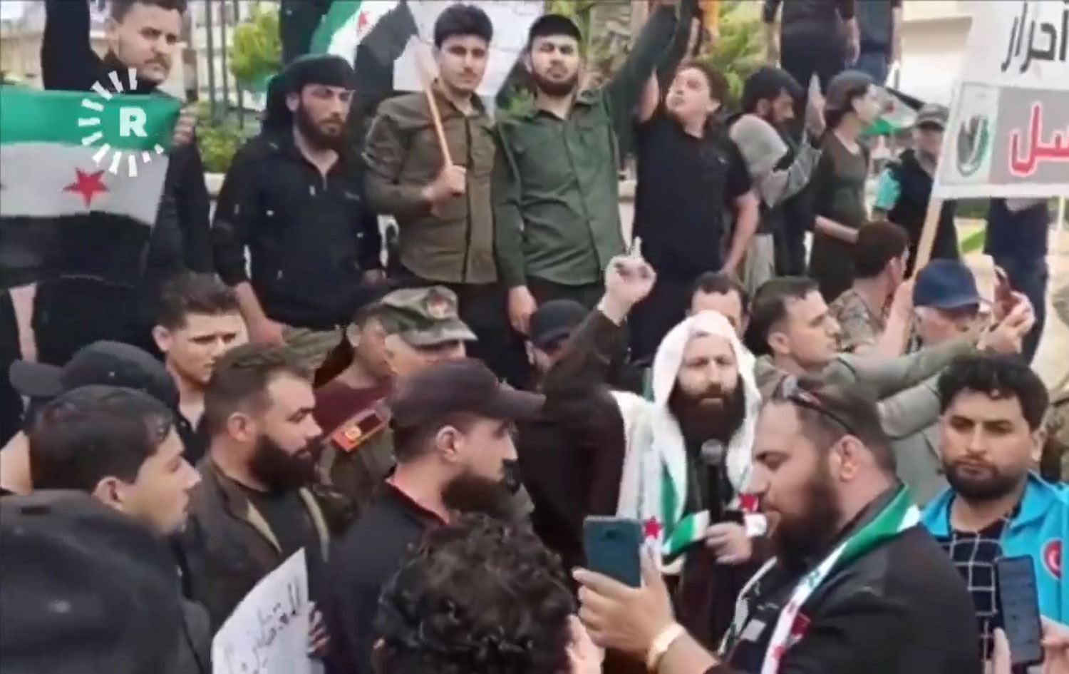 Efrin’deki Araplar gösteri yaptı: Türkiye’deki Suriyeliler dönmesin!