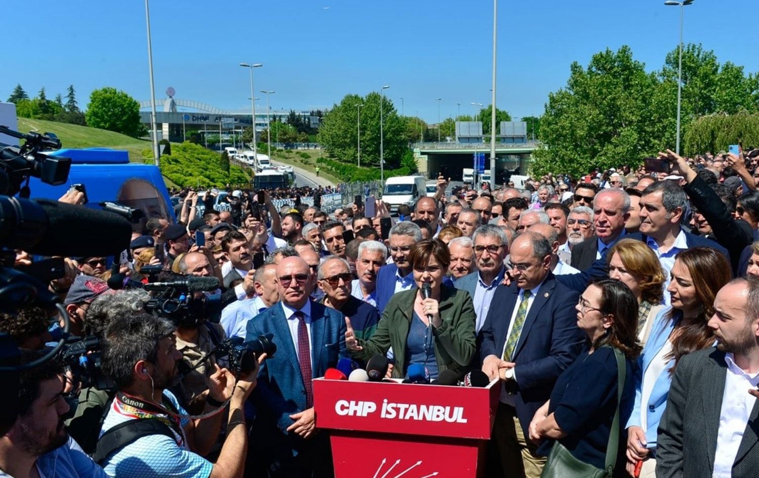CHP'liler Atatürk Havalimanı önünde açıklama yaptı: Hesap soracağız