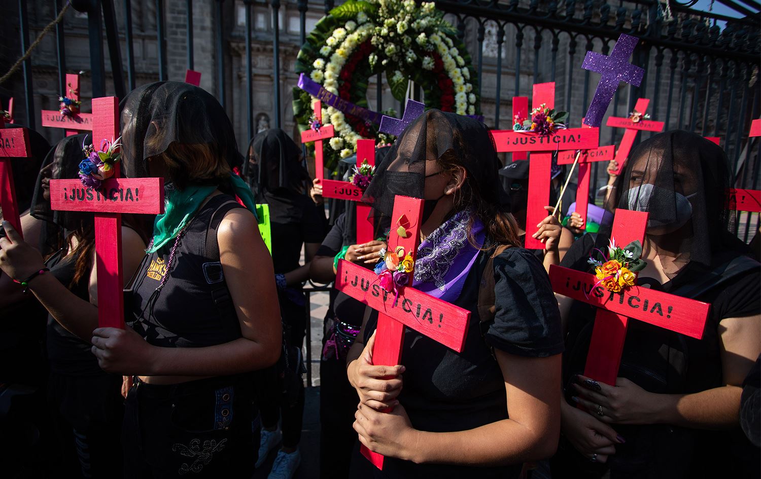 MEKSİKA- Kadın cinayetlerine karşı siyah duvaklı protesto