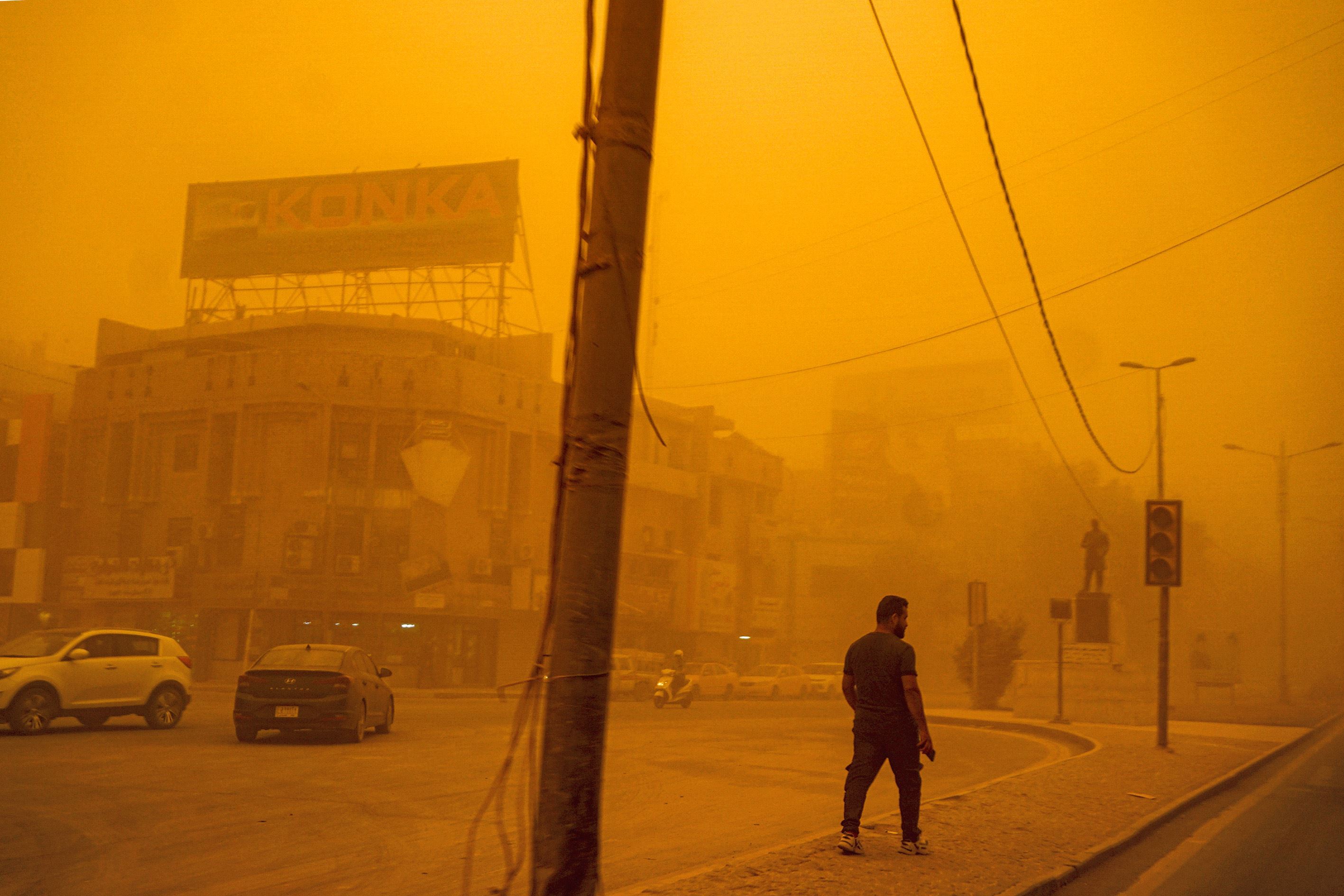 Irak’ta kum fırtınası nedeniyle uçuşlar iptal edildi
