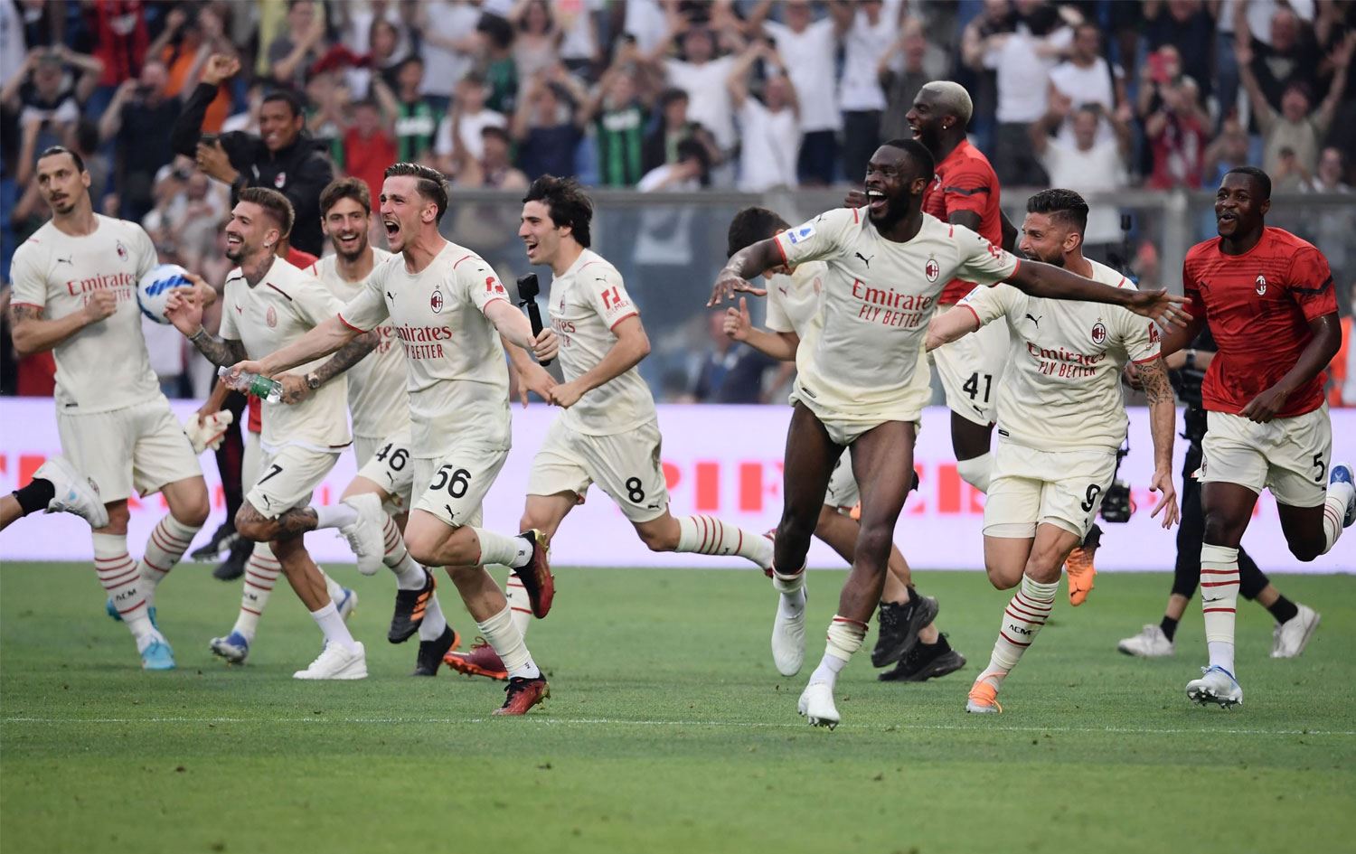 İtalya Serie A'da Milan 11 yıl sonra şampiyon oldu