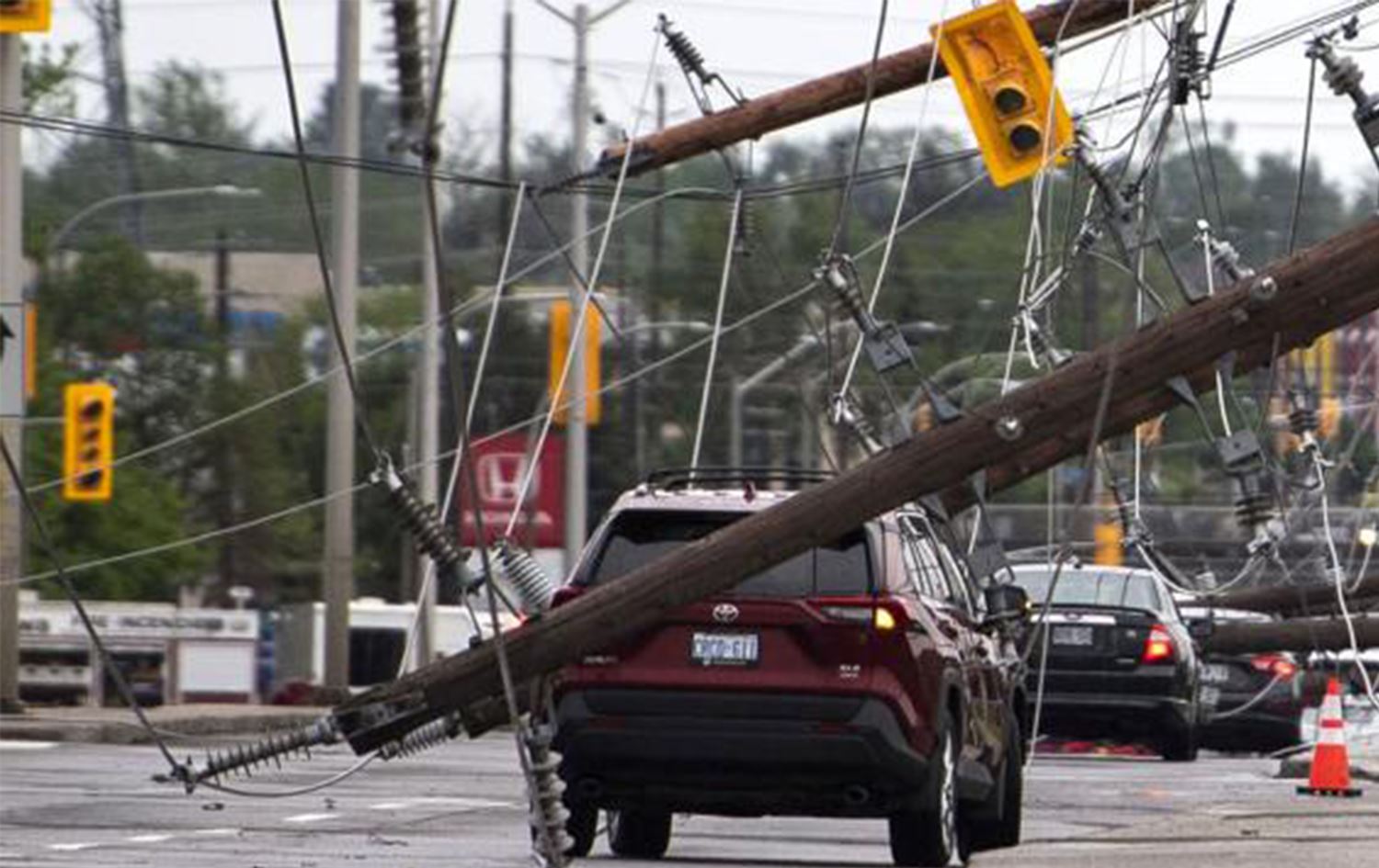 Kanada’da fırtına 8 can aldı