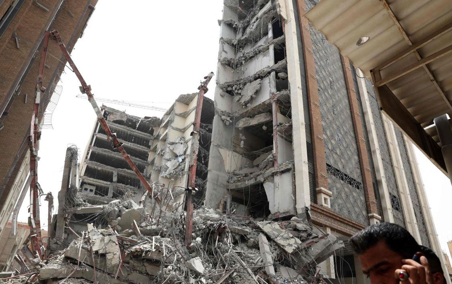 İran'da 13 katlı bina çöktü; 5 kişi öldü, 75 kişi yaralandı