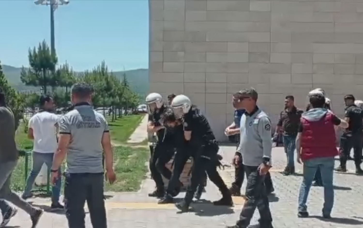 Li Dêrsimê 5 xwendekarên zanîngehê hatin desteserkirin