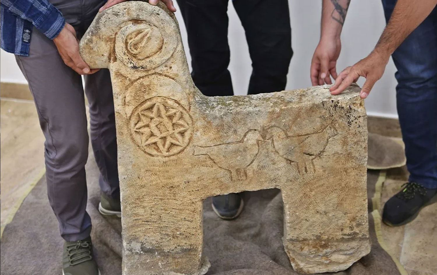 Dersim’de ‘kırmızı bültenle’ aranan mezar taşı bulundu