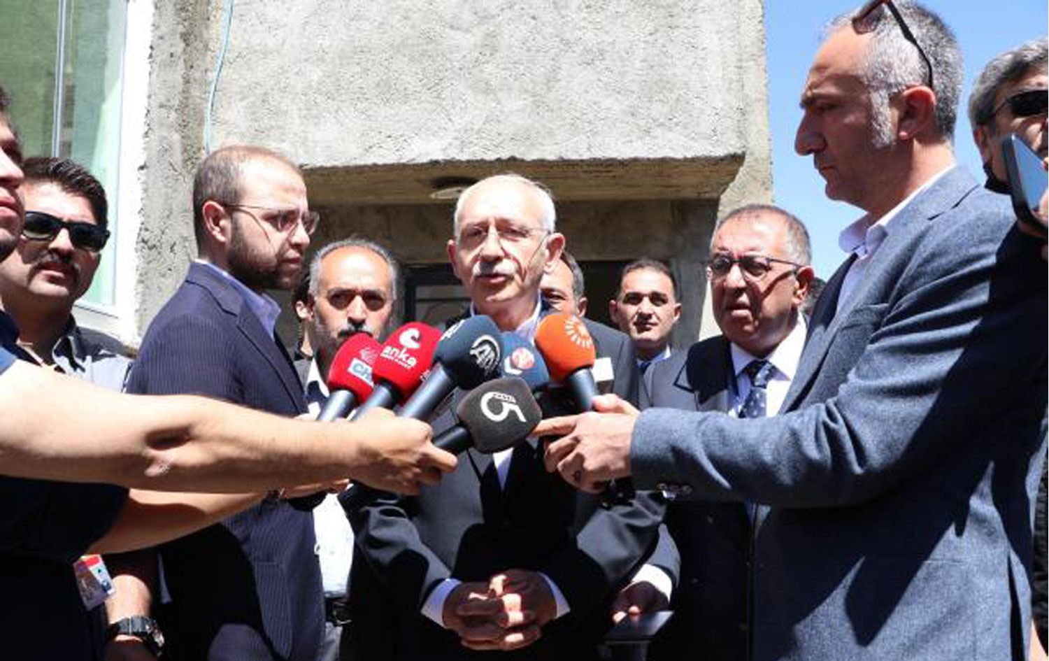 Kılıçdaroğlu, Van’da elektriksiz aileyi ziyaret etti: 'Açlık yok' diyen gelsin görsün