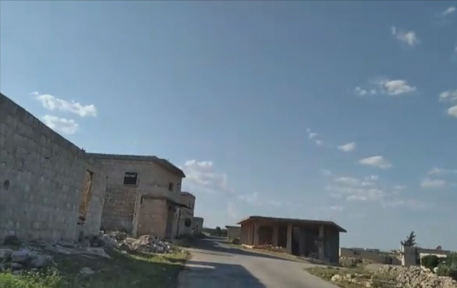 Li Efrînê fermandarên grûpa Hemzat xelkê gundekî wek xizmetkar dixebitîne