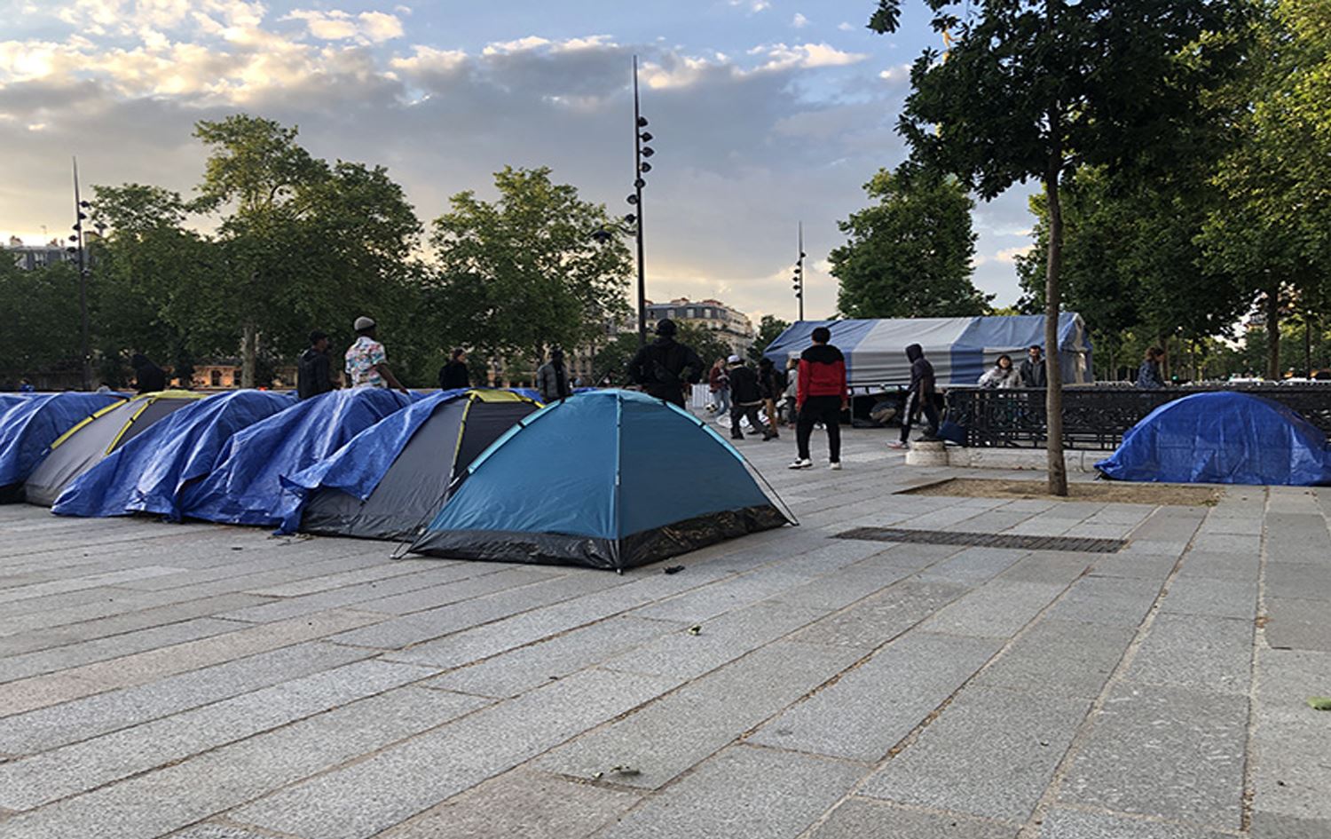 Paris’te çocuk göçmenler “kalıcı barınma” talebiyle kamp kurdu