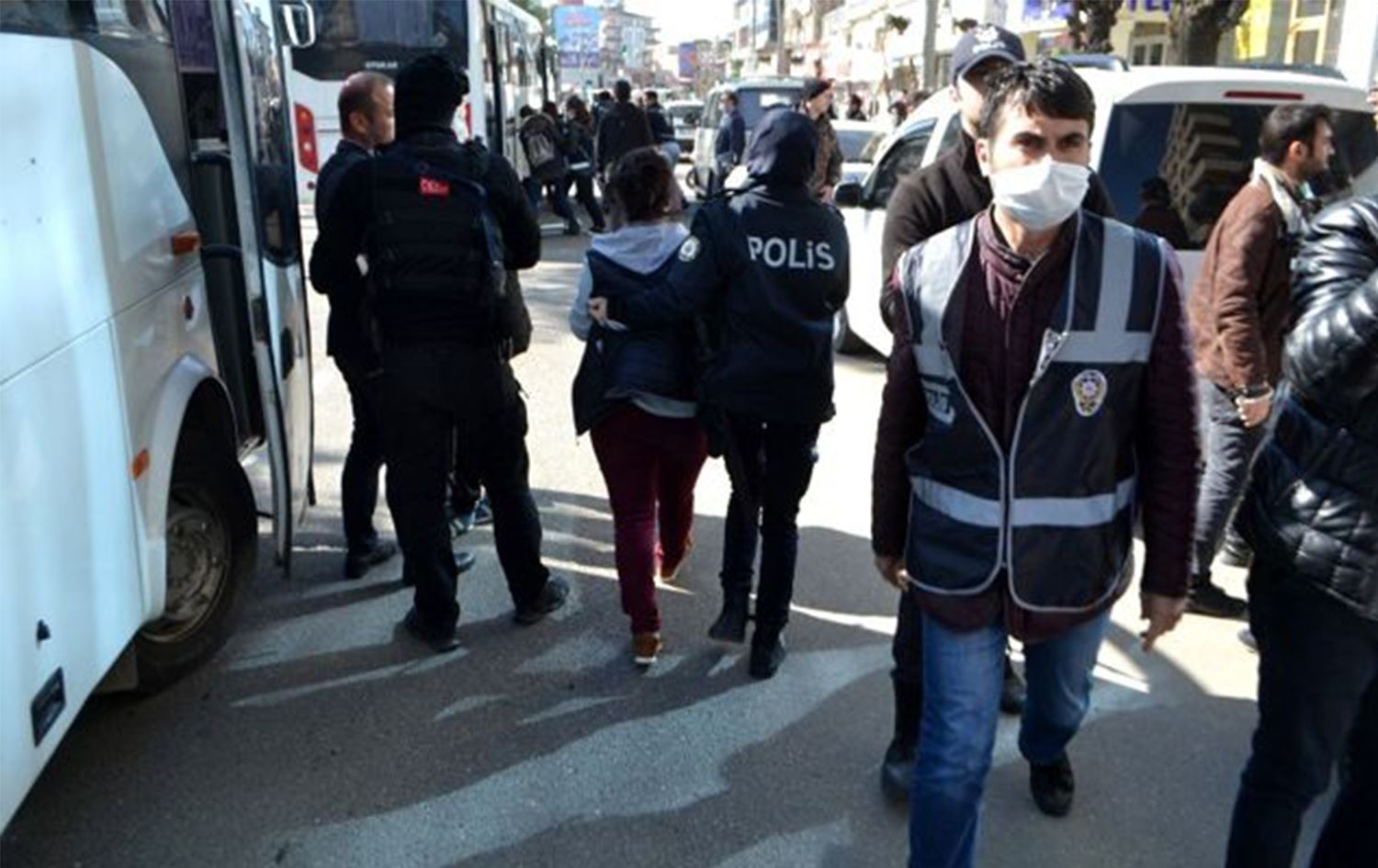 Batman'da polis baskını: 11 HDP'li kadın gözaltına alındı