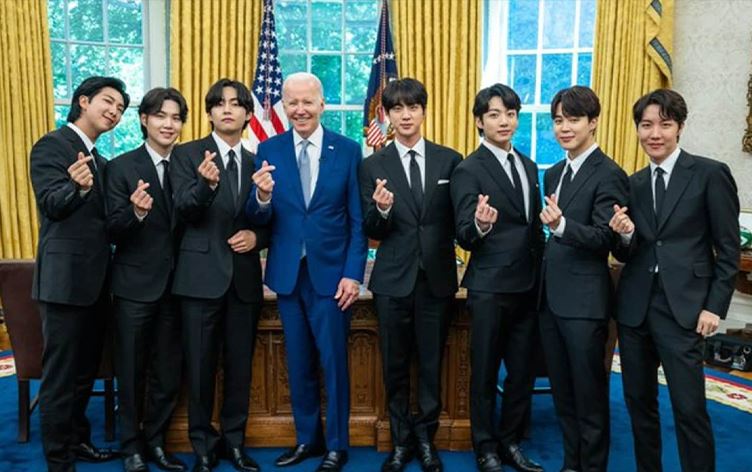 سەرۆکی ئەمریکا پێشوازی لە گرووپی بی تی ئێس دەکات