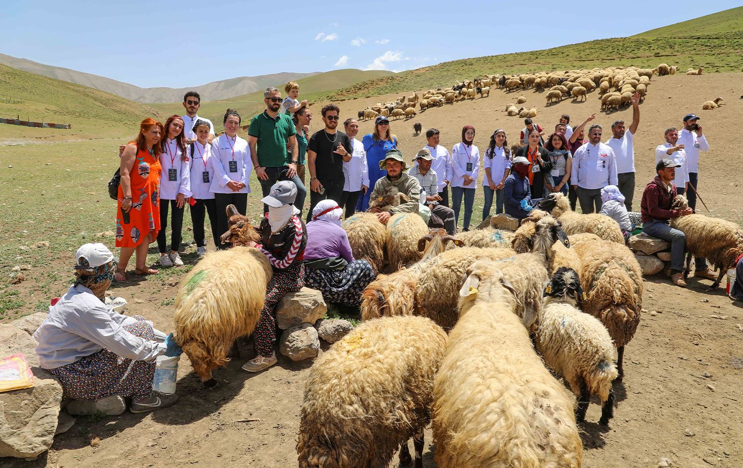 Aşpêjên ji welatên cuda ji bêrîvanên Wanê fêrî çêkirina penêr dibin