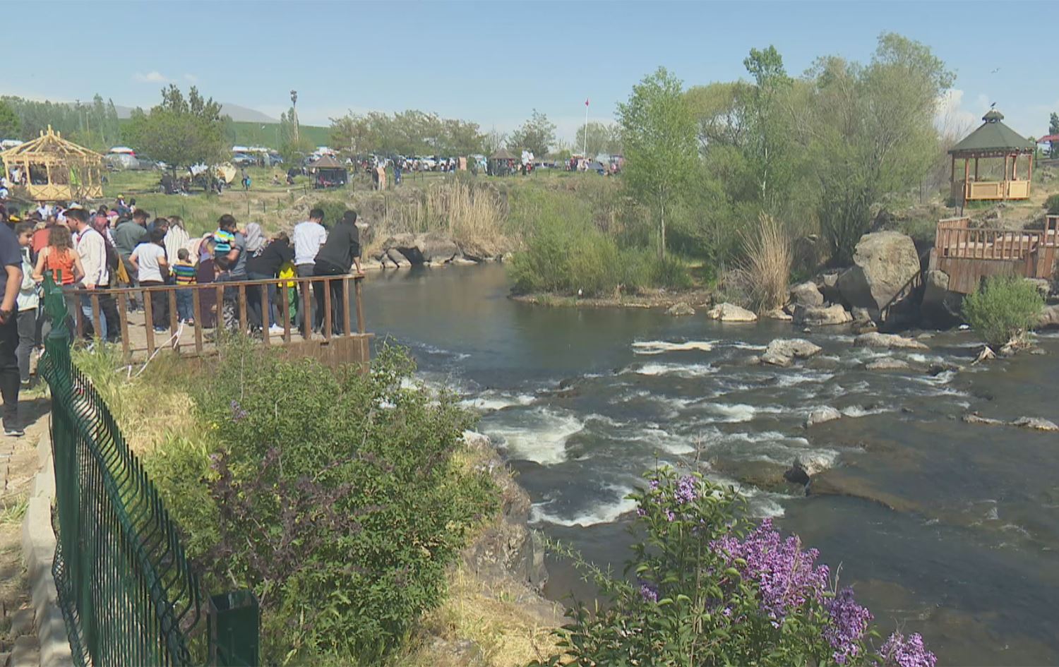 Ji gelek bajaran xelk ji bo koça masiyan serdana Wanê dike