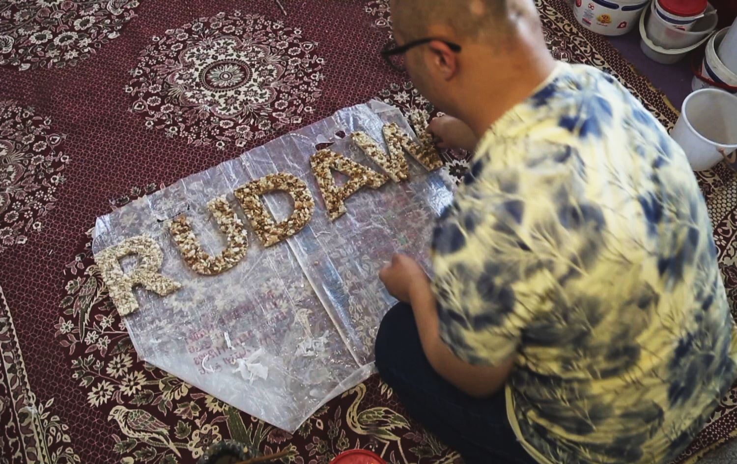 لە سلێمانی 'کۆنیشانێکی داون' لەڕێگەی کاری دەستییەوە بژێویی خۆی دابین دەکات