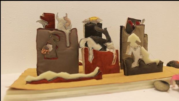 "Picasso-GUERNİCA tablosundan esinlenerek kartondan yapılmış "lego"oyun tasarımı..(Bi besta Picasso - GUERNICA lê hatîye û bi qartonê hatîye çêkirin , "lego" sêwirê lîstika