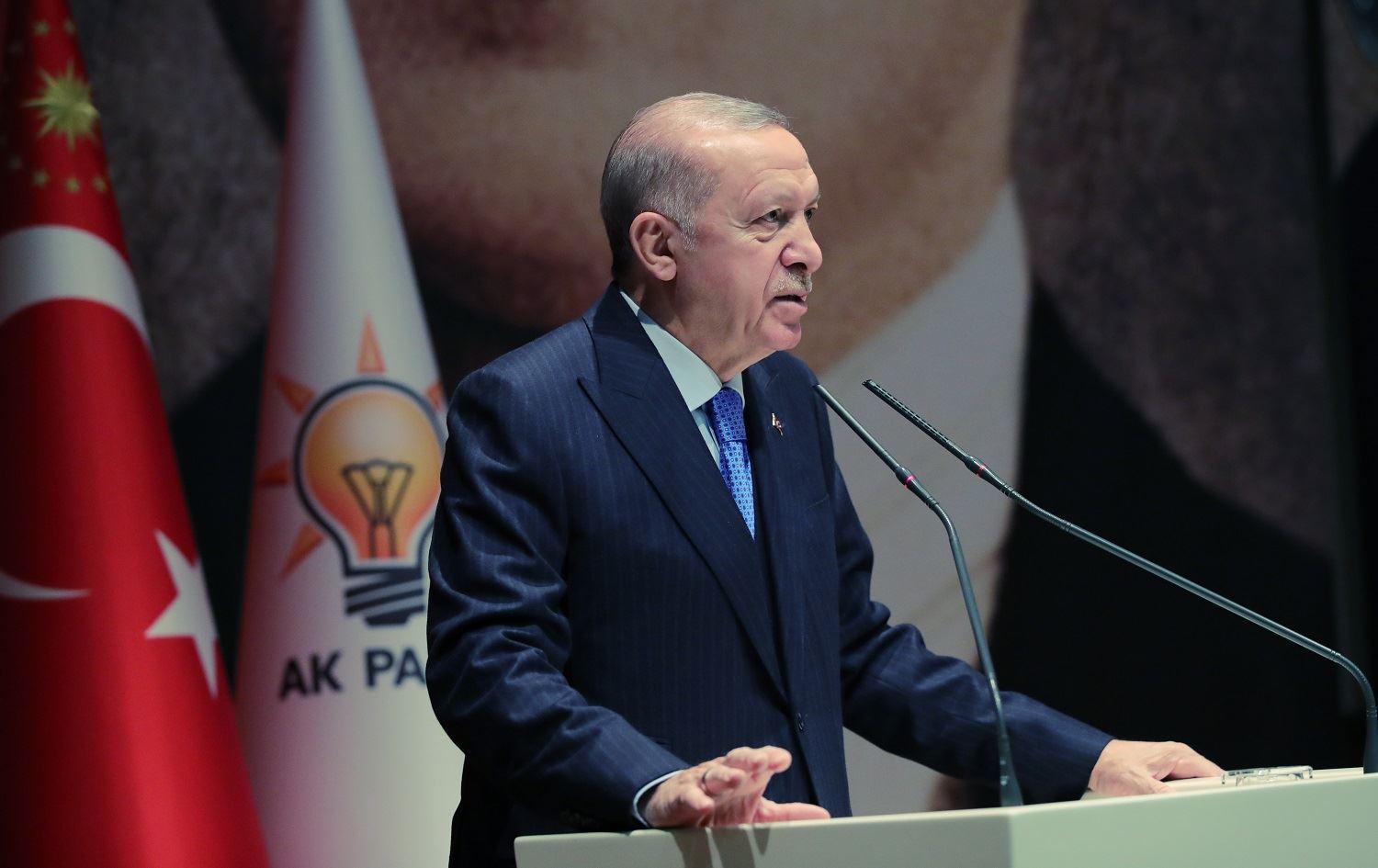 RAPIRSÎ - Erdogan di hilbijartinên Serokkomariyê de bisernakeve