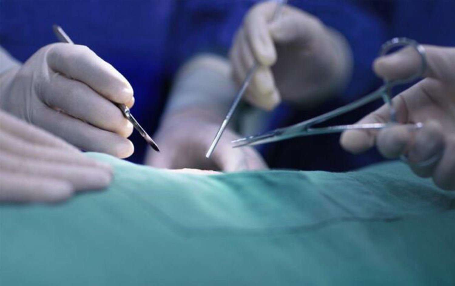 Kars'ta bir cerrah görevi başında bıçaklandı