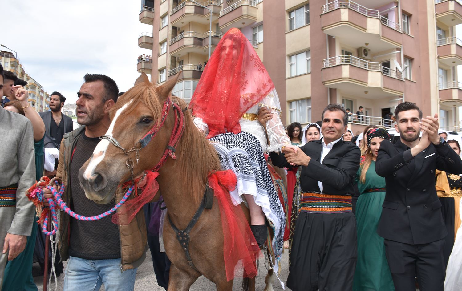 Li Şirnexê wek demên berê bûk li hespê siwar kirin û birin mala zava