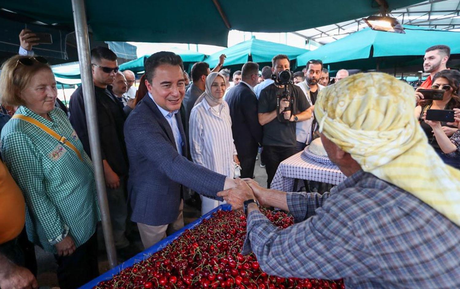 Babacan’a protesto: ‘Hakkımı helal etmiyorum, sizden utanıyorum!’