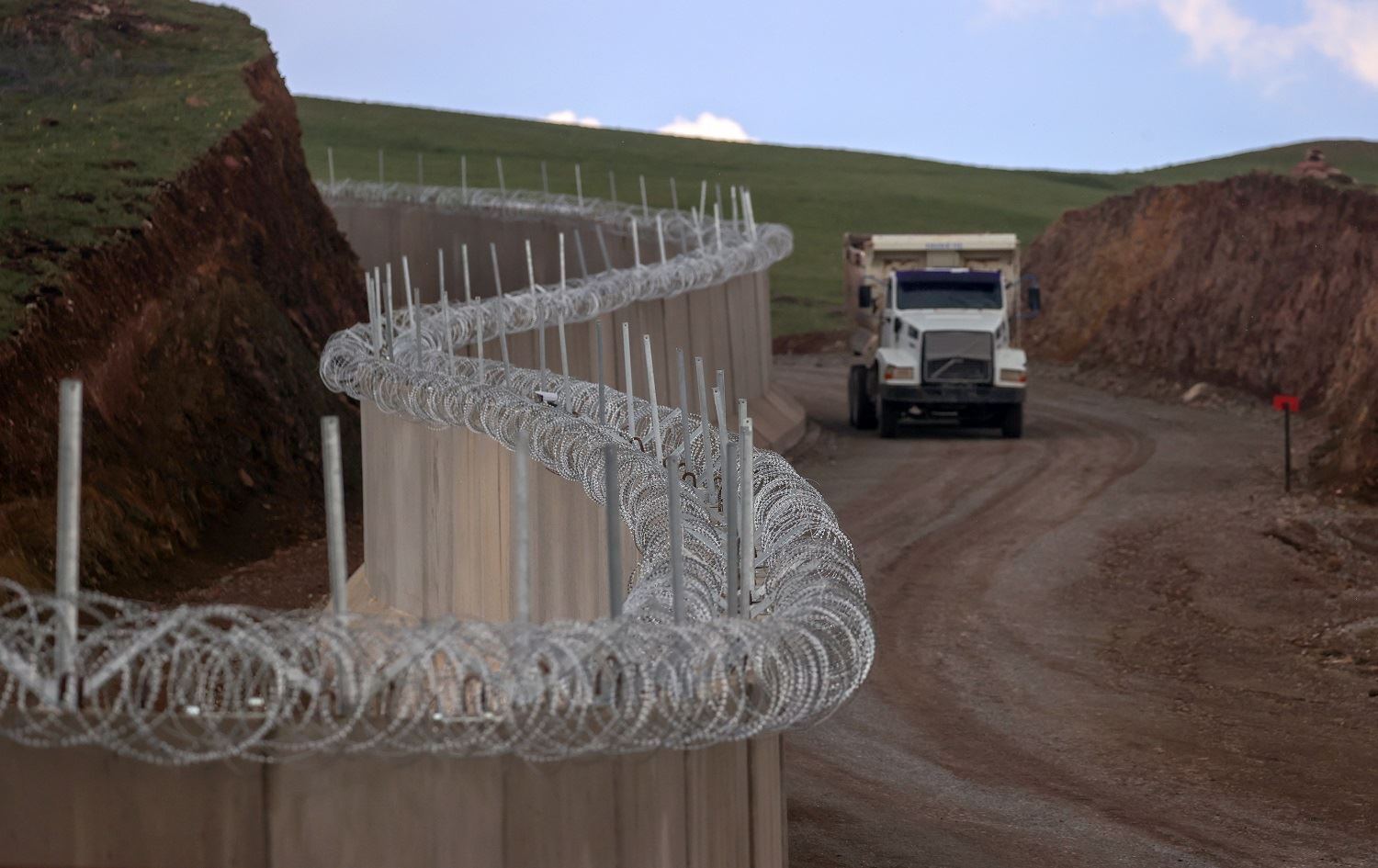 Li ser sînorê Bakur û Rojhilatê Kurdistanê 40 km dîwar hat danîn û 233 km xendek hat kolandin