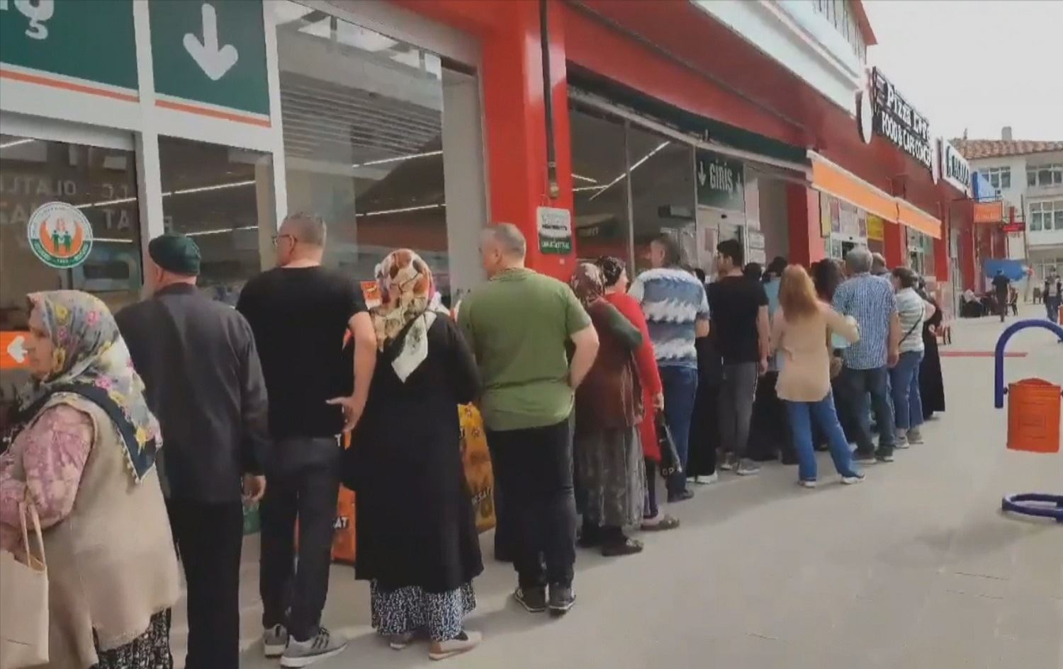 Li Tirkiyê xelk bo kirîna şekirê erzan dikevin dorê