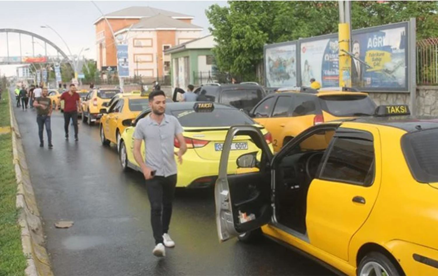 Li Agirî dijî bihabûna sotemeniyê şofêran xwepêşandan kirin