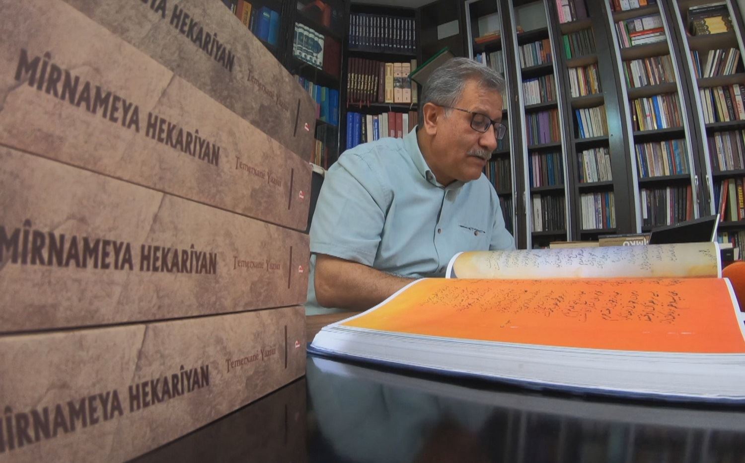 Pirtûka Mîrnameya Hekarîyan bi Kurmancî hat belavkirin